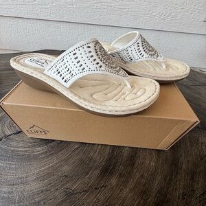 Cliff Women's White Thong Sandals Size 8M